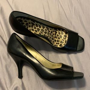 Tahari black leather peep toe pump
